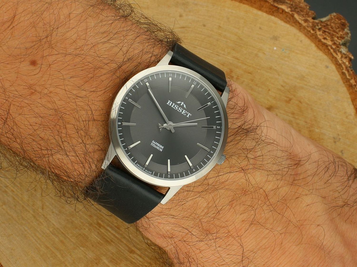 Elegancki zegarek męski Bisset z tytanową kopertą, skórzanym paskiem, mechanizmem RONDA SWISS EOL i szafirowym szkłem. Wodoszczelność 30M, odporny na zachlapania.1.webp